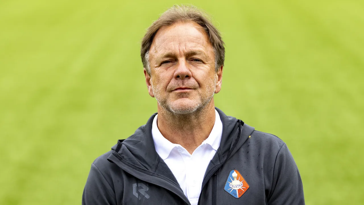 Telstar-trainer Mike Snoei zet vier spelers die regenboogshirt weigeren uit selectie