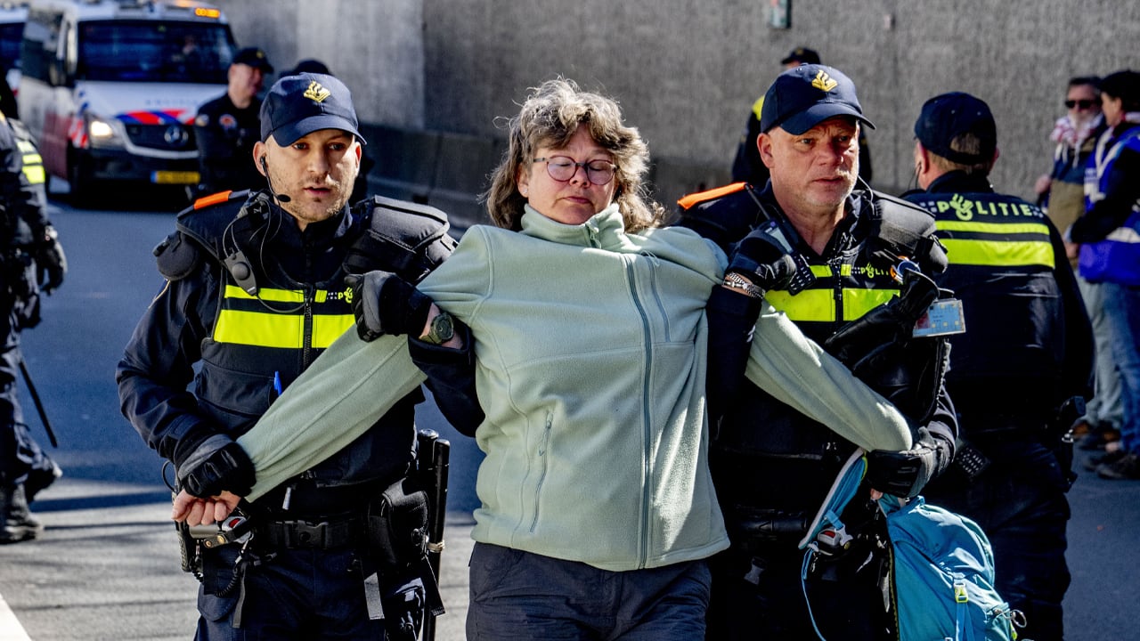 Politie haalt klimaatactivisten van A12 in Den Haag