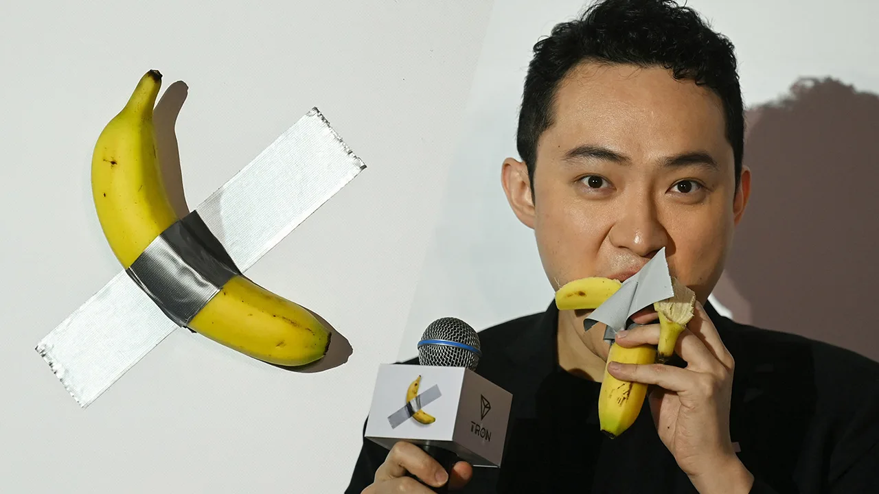 Man betaalt 6 miljoen euro voor op muur geplakte banaan en eet hem direct op