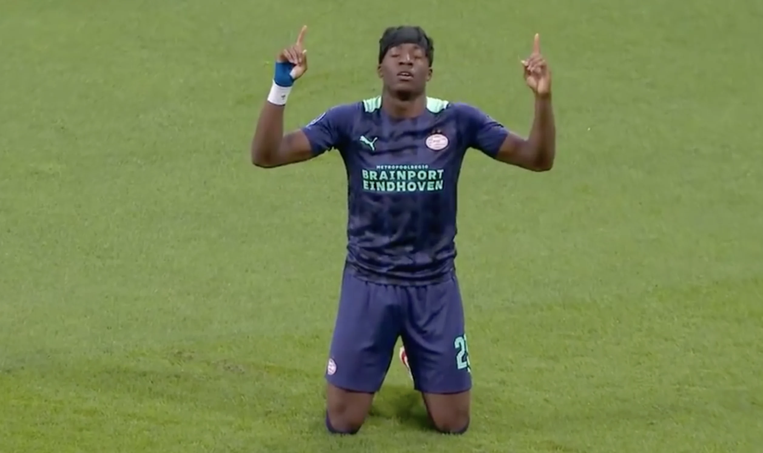 VIDEOGOAL: PSV binnen 2 minuten op voorsprong tegen Ajax