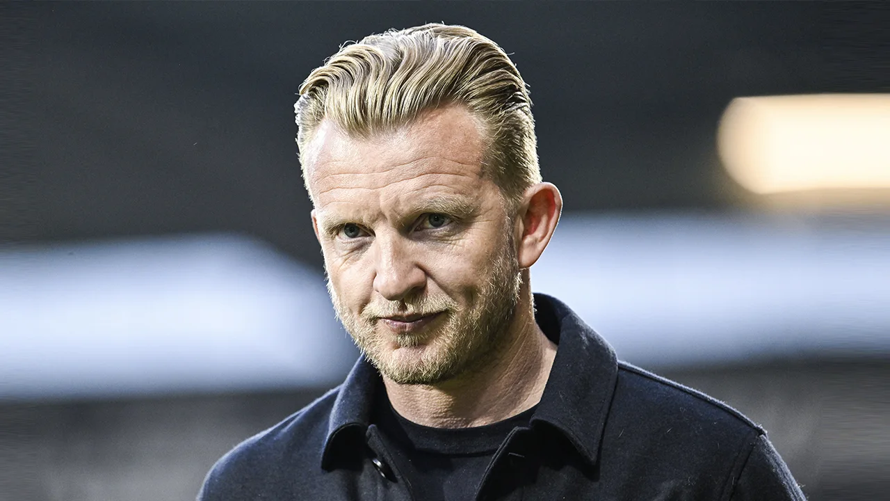 Dirk Kuyt op weg naar uitgang bij Beerschot