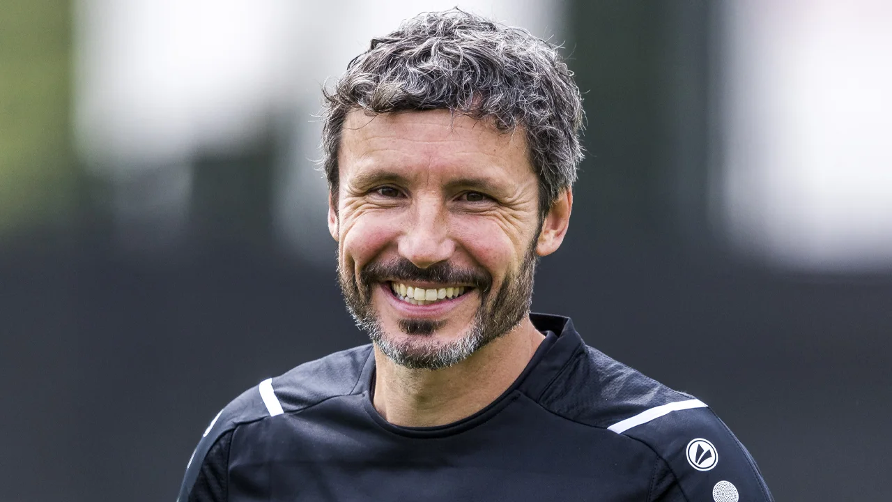 'Mark van Bommel geldt als topkandidaat en kan komend seizoen terugkeren in de Eredivisie'