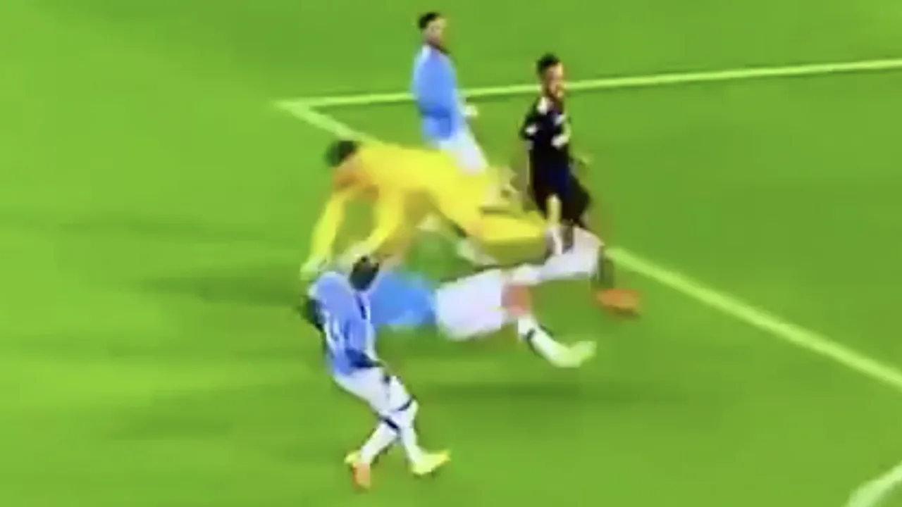 City-speler Garcia van het veld gedragen na keiharde botsing