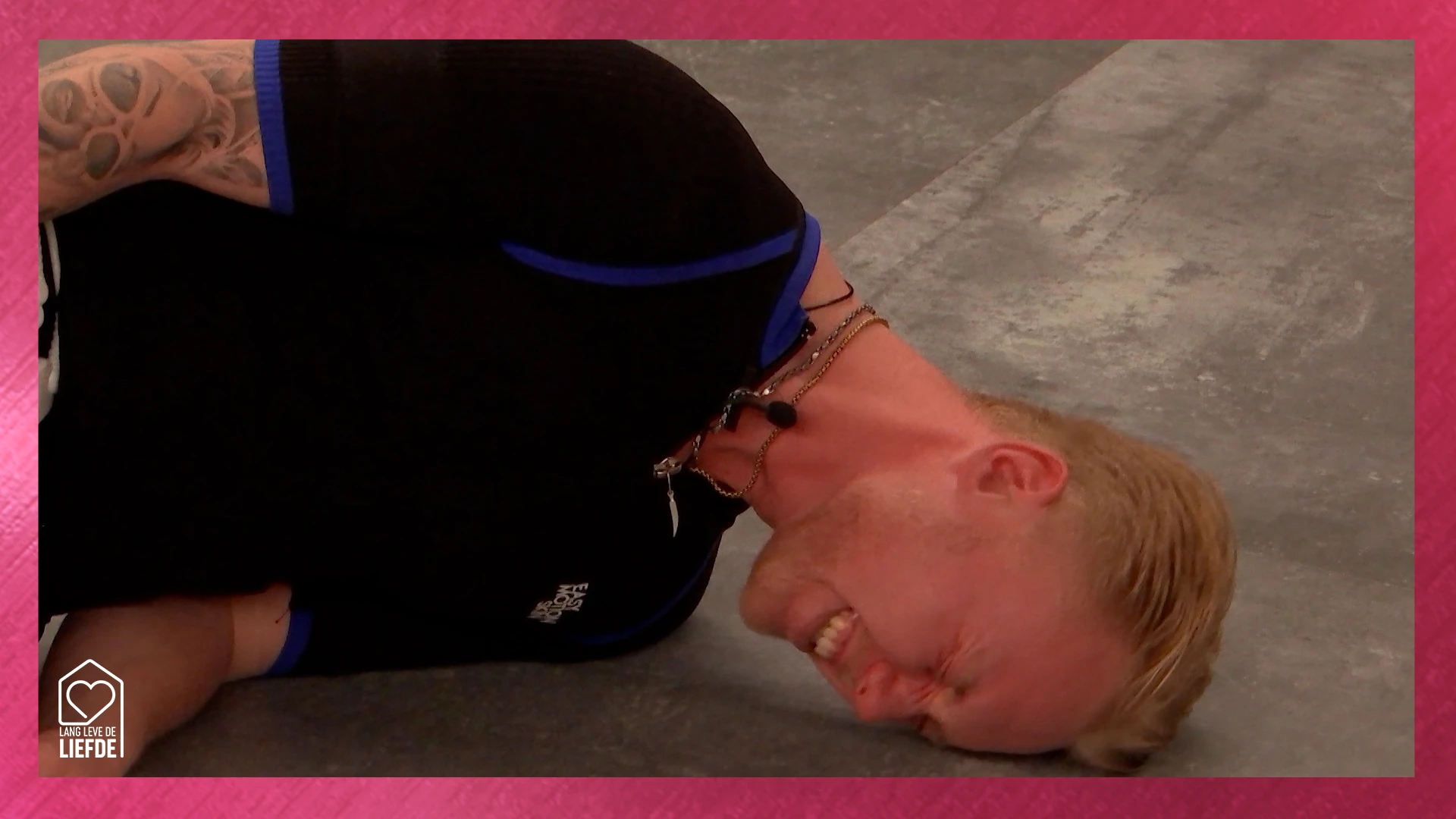 Hoe pijnlijk is bevallen? Mike en Romy testen het uit!