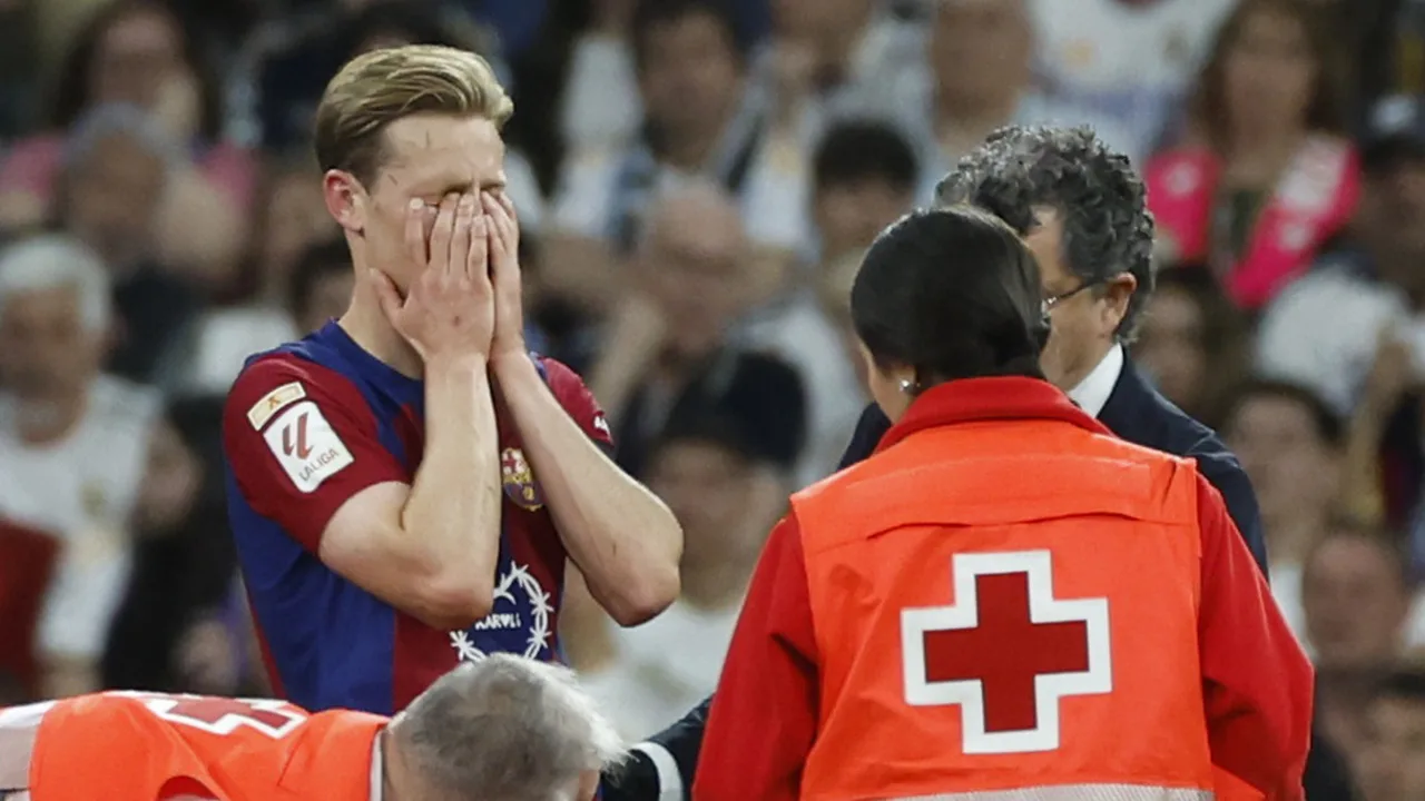 ‘Als het gescheurde enkelbanden zijn, is het einde EK voor Frenkie de Jong’