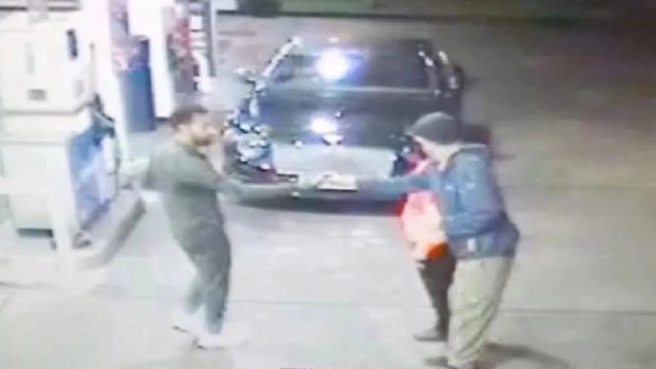 Salah verdedigt dakloze man en geeft hem 100 pond