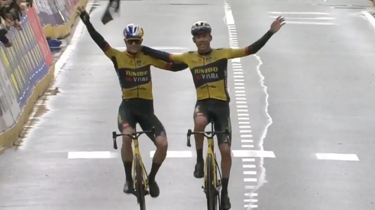 Video: Van Aert gunt ploeggenoot Laporte winst in Gent-Wevelgem