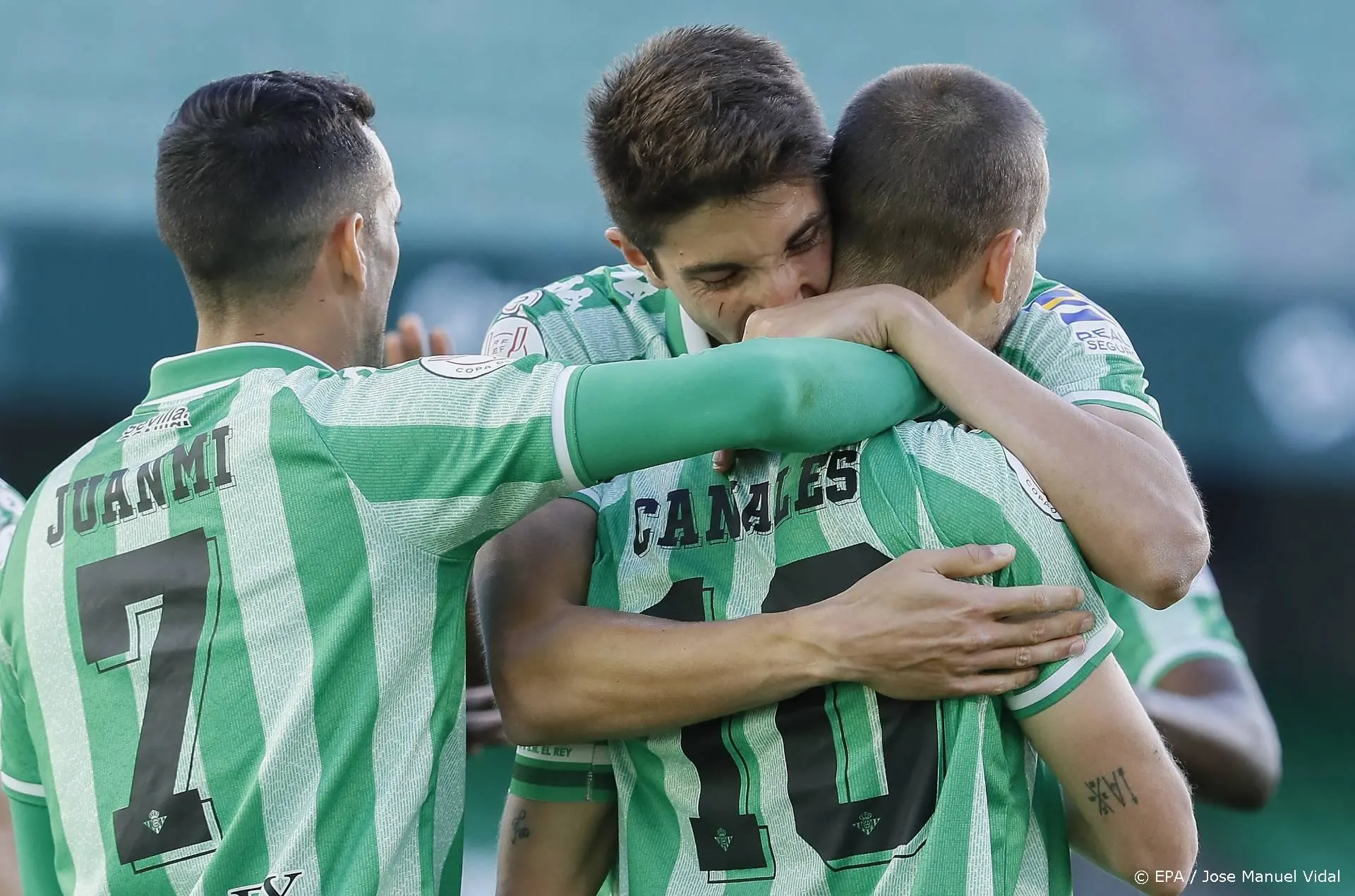 Betis schakelt Sevilla uit na tumultueus duel in twee delen