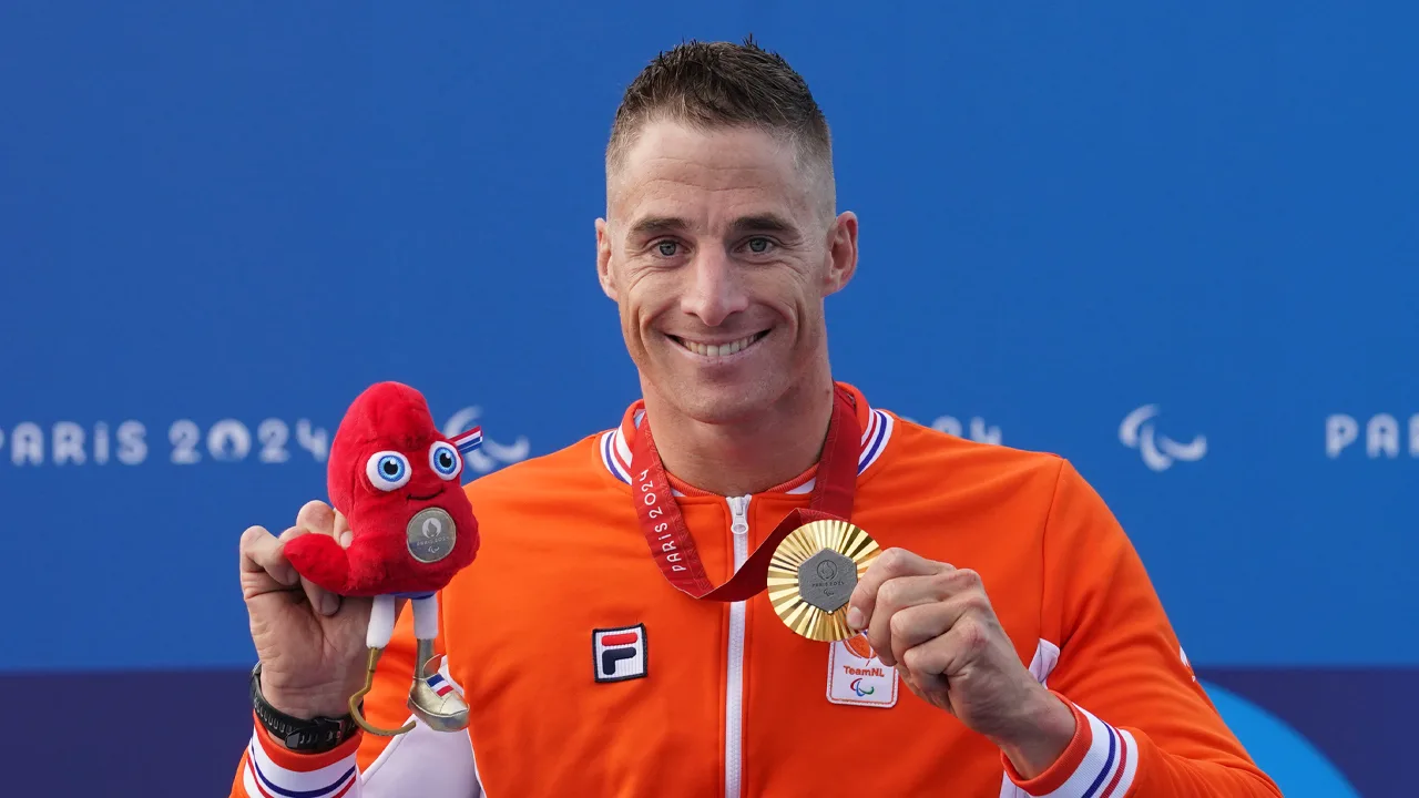 Handbiker Plat pakt derde goud op Paralympische Spelen