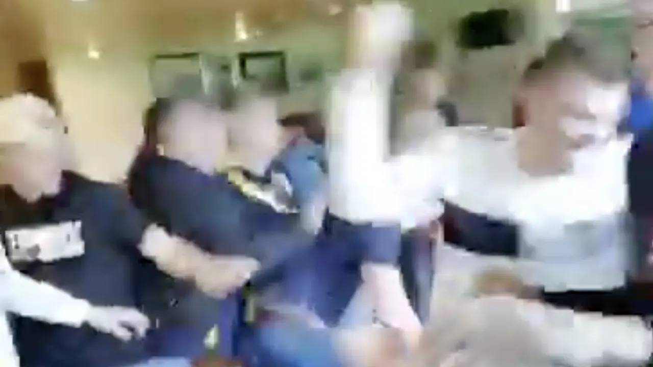 WTF! Supporters met elkaar op de vuist in kantine