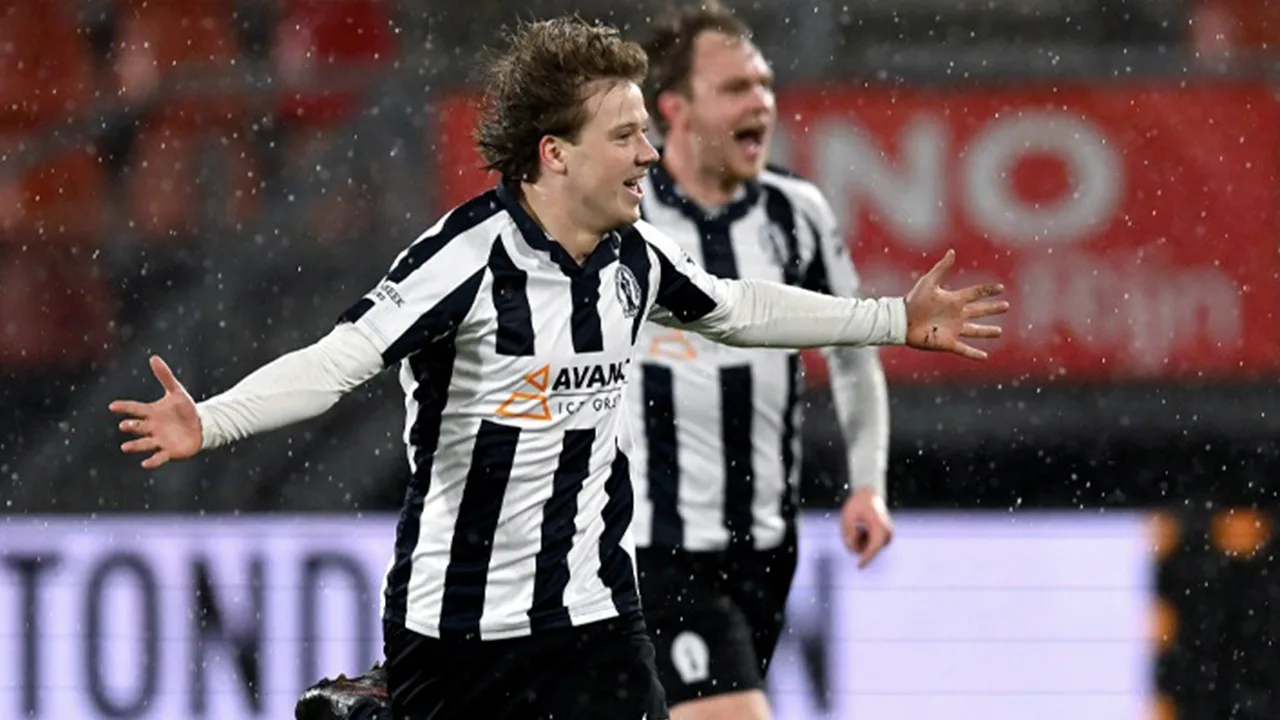 Amateurs van Hercules schrijven bekerhistorie met zege op Ajax 