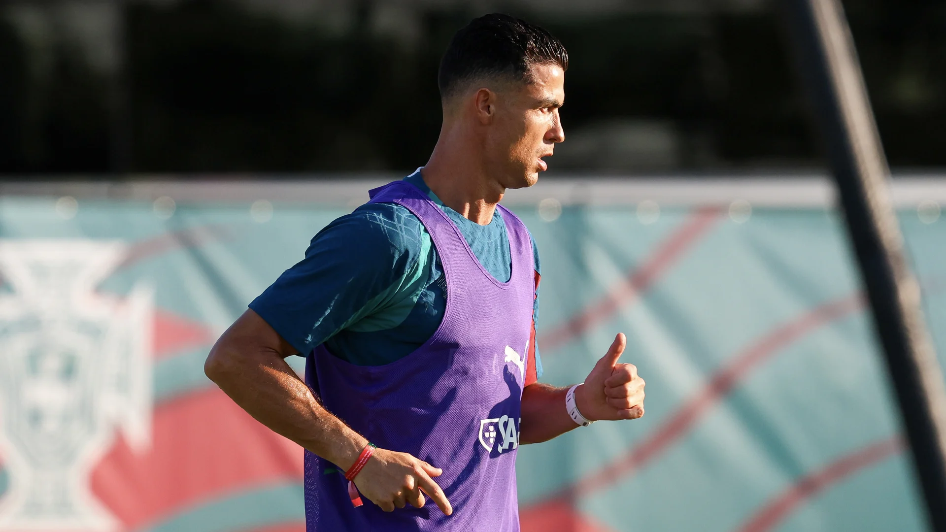 Portugese voetballers eren overleden Diogo Jota met polsbandje