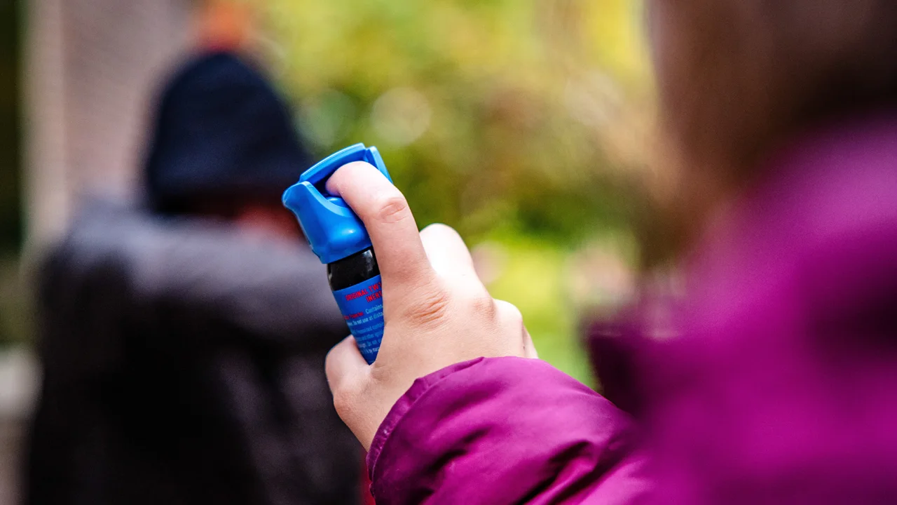 Kabinet overweegt dat vrouwen soms pepperspray mogen dragen