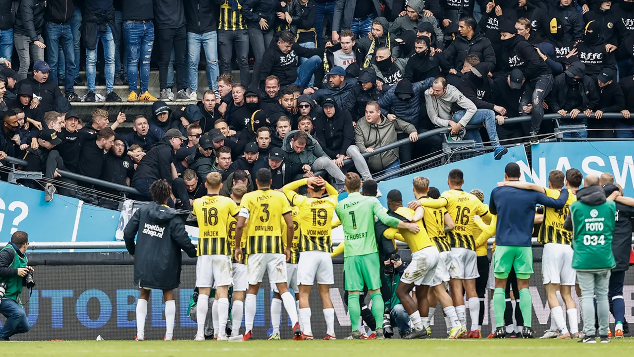 Tribune NEC ingestort door scheuren en ontwerpfout