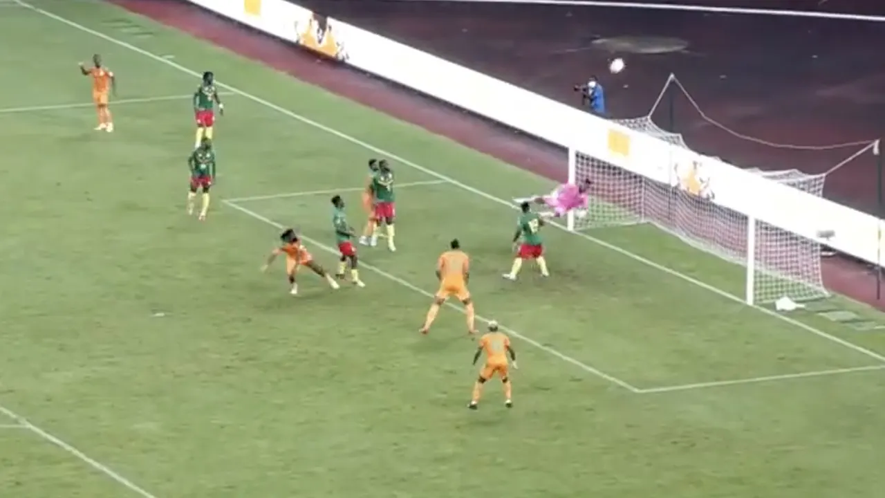 VIDEO: Onana laat zich gelden bij Kameroen met een waanzinnige redding