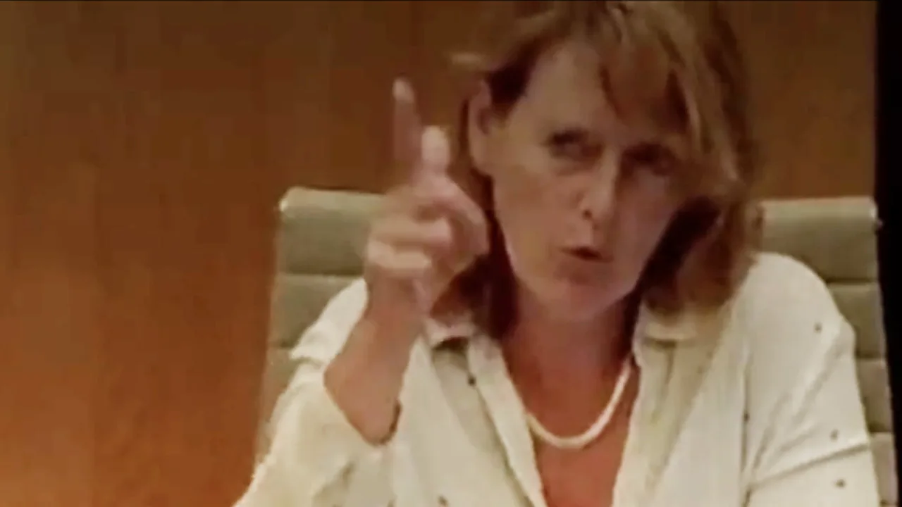 Volt-raadslid maakt schietgebaar richting PVV-fractievoorzitter in Enschede