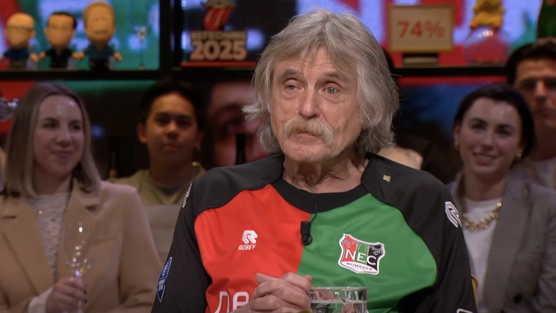 Johan Derksen trekt NEC-shirt aan na bereiken bekerfinale: 'Hoe ouder, hoe gekker!' 