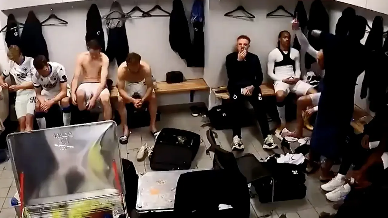 ZIEN: Dost gaat volledig tekeer in kleedkamer: 'EVERYBODY WAS F*CKED!'