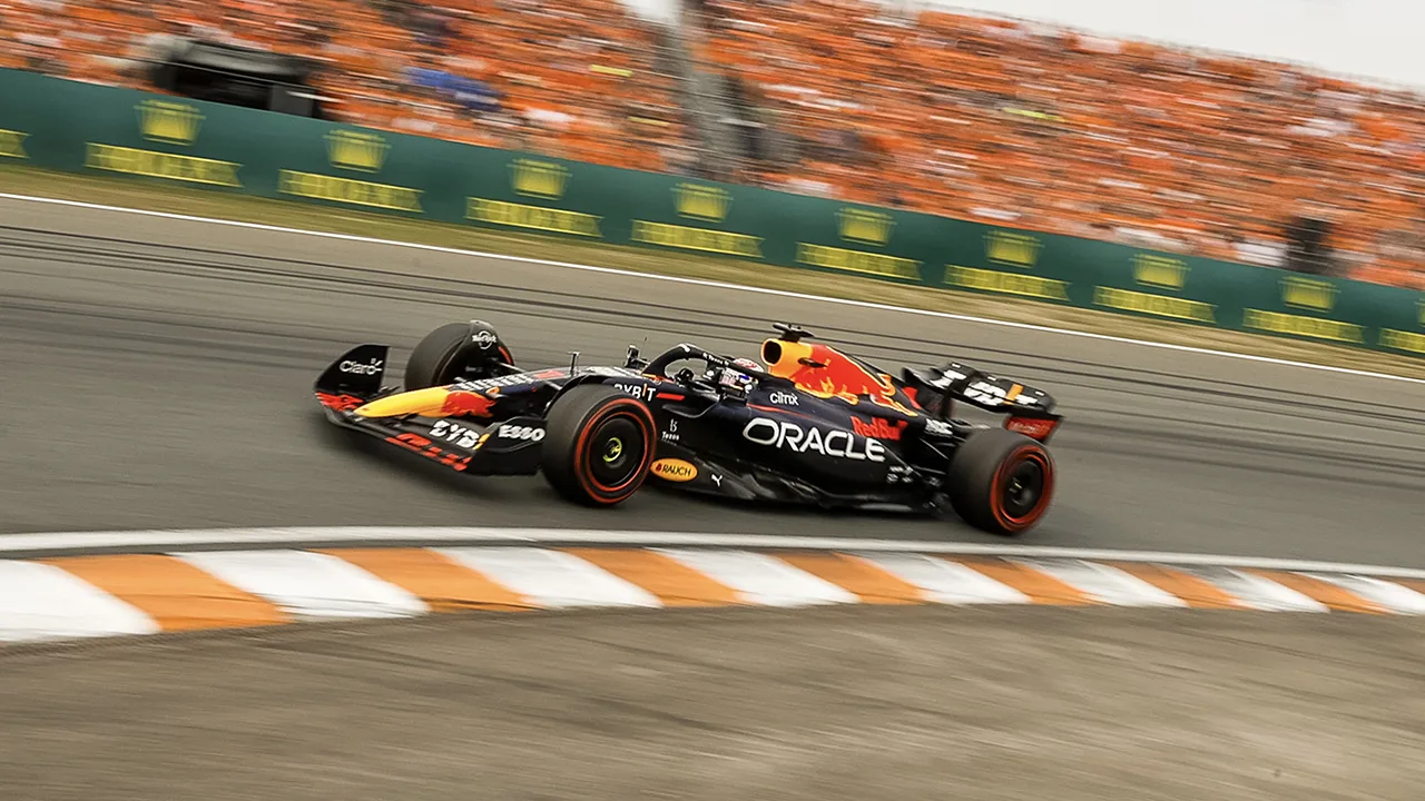 Verstappen wint voor eigen publiek in Zandvoort GP van Nederland voor tweede jaar op rij