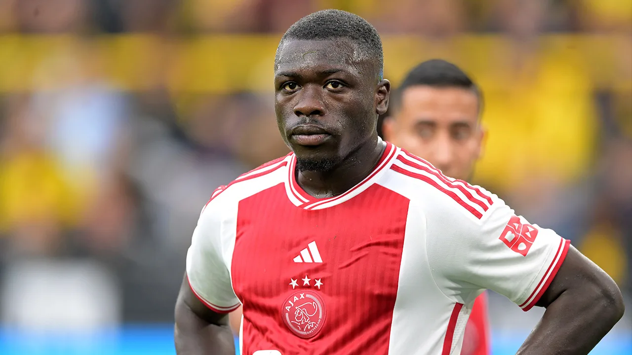 FC Twente-fan (16) krijgt 'alternatieve straf' voor racistisch bejegenen van Brian Brobbey