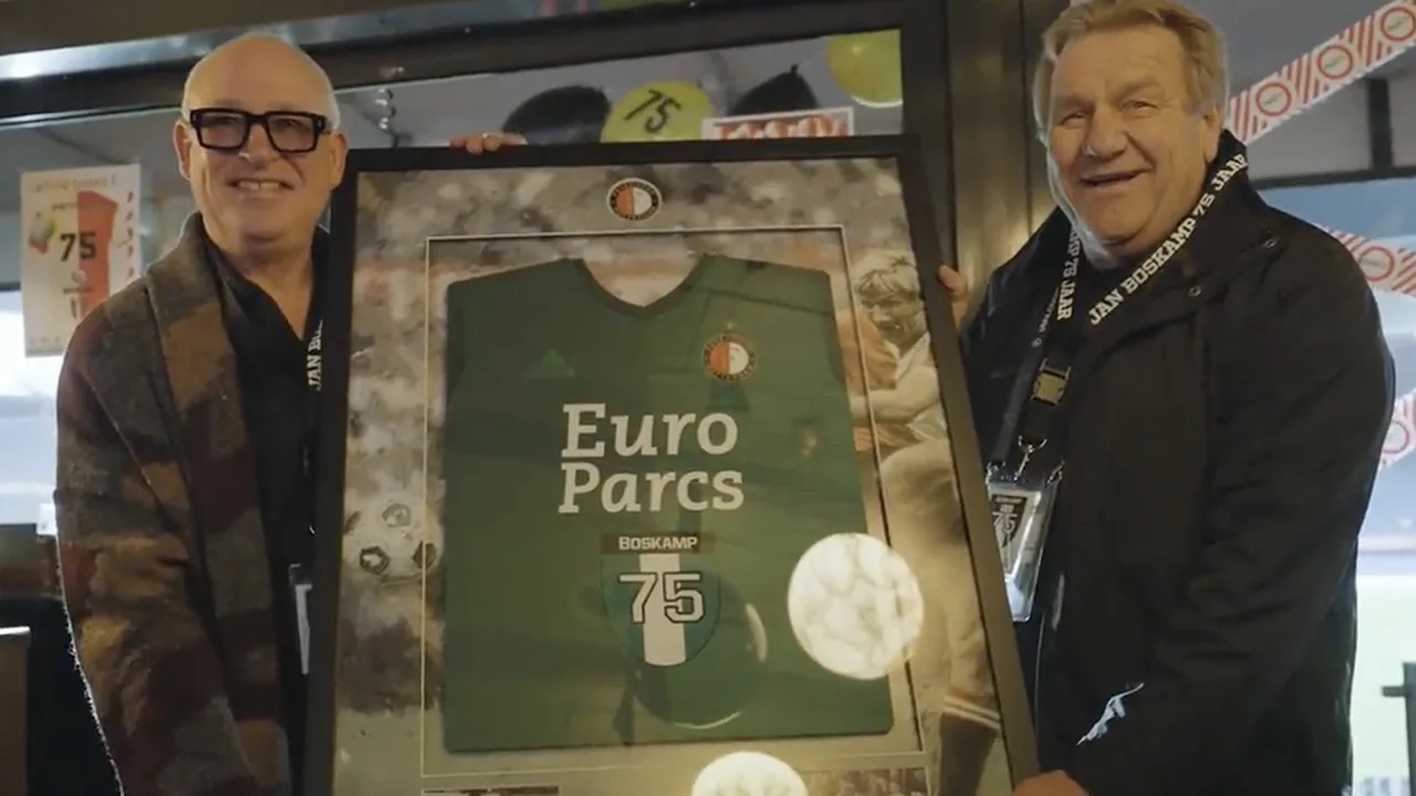 Video: René van der Gijp aanwezig bij verjaardag van 75-jarige Jan Boskamp in De Kuip