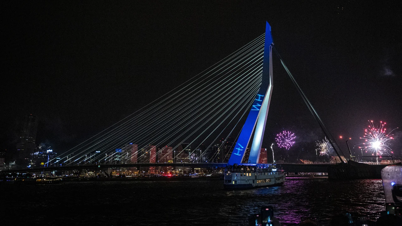 Twee aanhoudingen voor projecties discriminerende leuzen