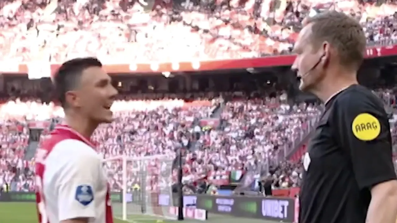 Video: Dit riep gefrustreerde Berghuis naar grensrechter in slotfase van duel met NEC