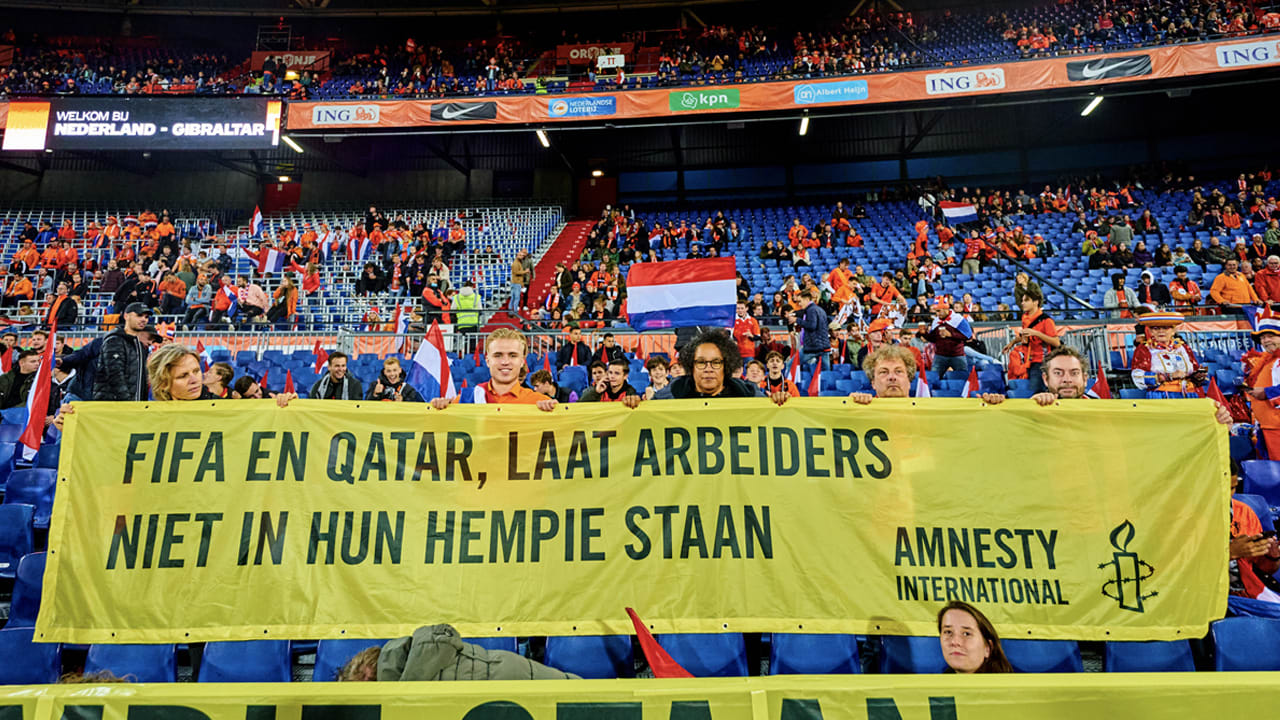 Amnesty vraagt met spandoek in Kuip aandacht voor arbeiders Qatar