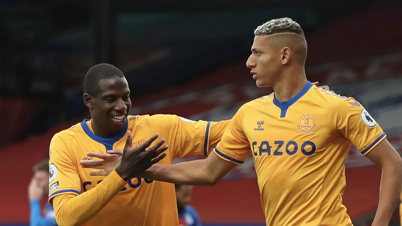 Everton wint ook derde competitieduel en gaat aan kop