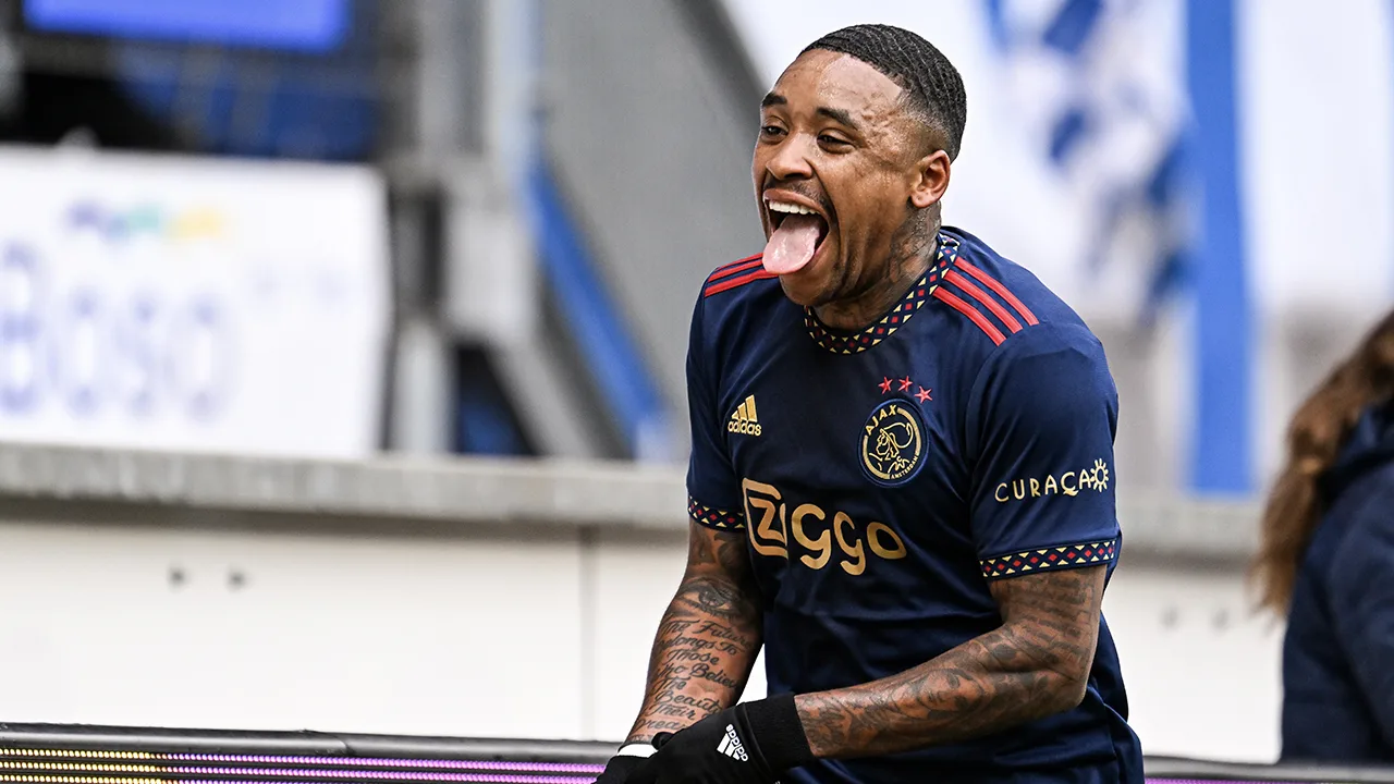 Ajax wint gemakkelijk van Heerenveen in doelpuntrijk duel