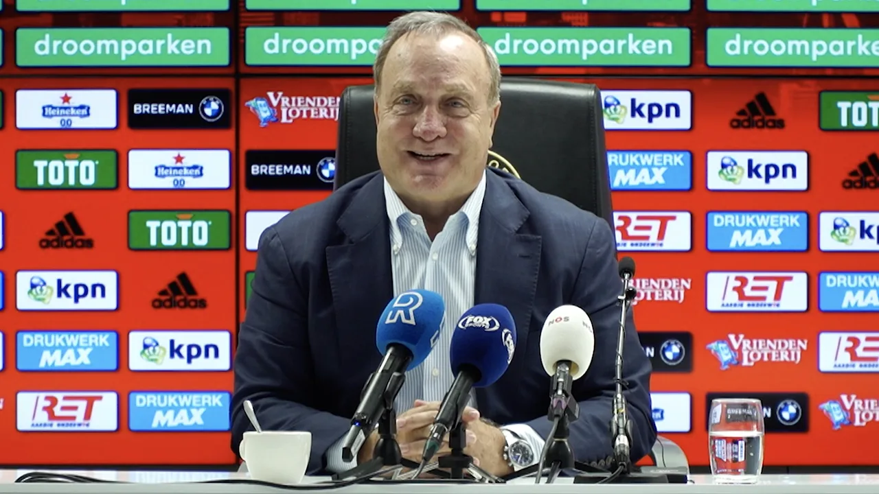 Advocaat nog niet getest op corona: 'Als ik een speler wil aaien, dan aai ik hem'