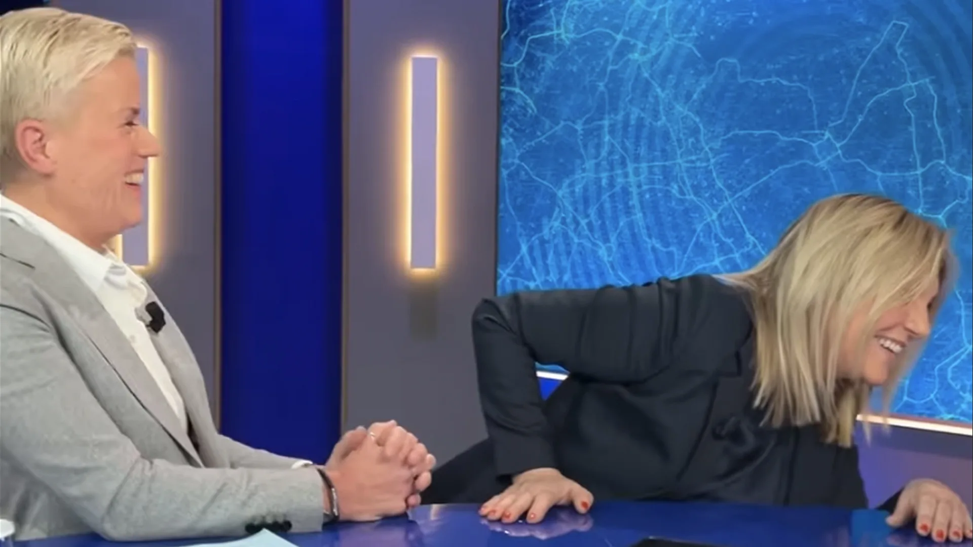 112 Vandaag-presentatrices hebben lol om naamgrapjes: 'Hoe heet Ellie bij de brandweer? Ellie Blust!'