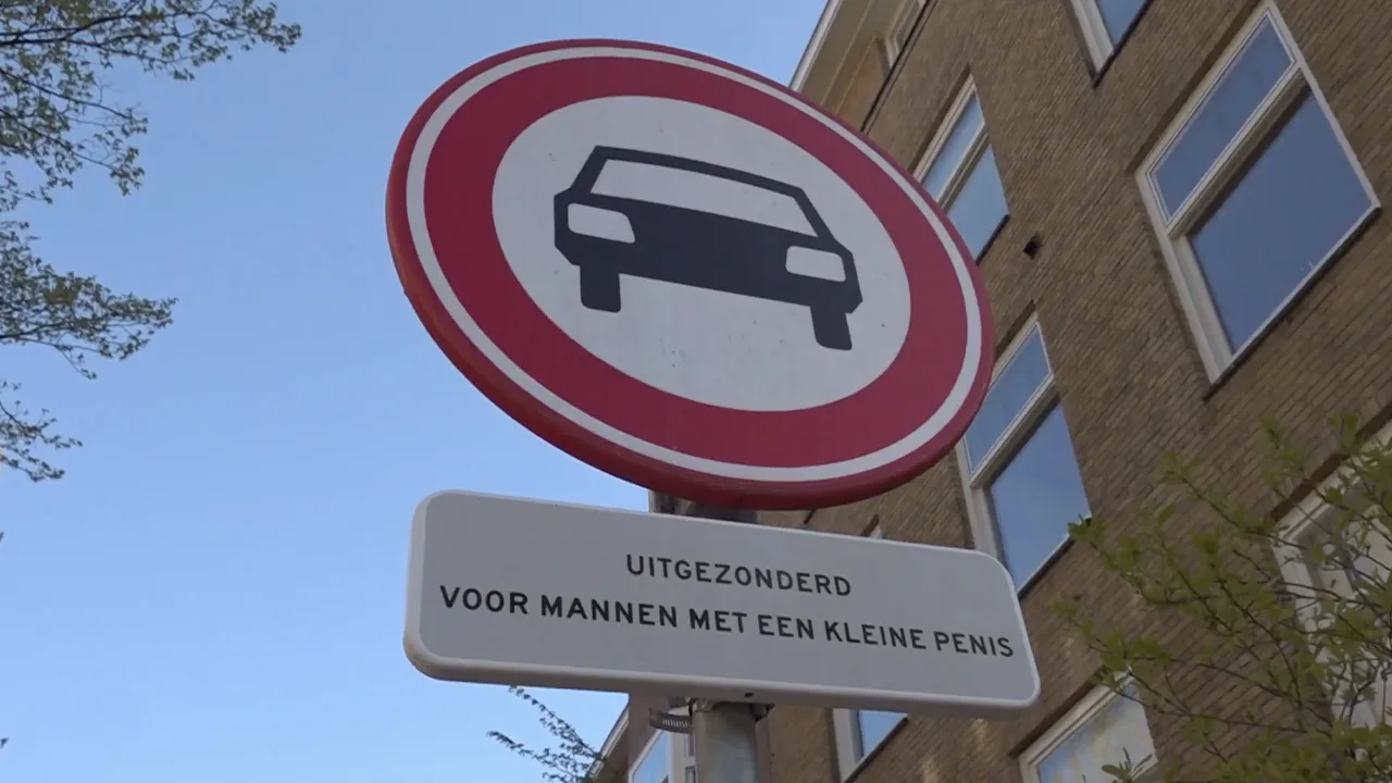Opmerkelijk verkeersbord in Amsterdam: 'Uitgezonderd voor mannen met een kleine penis'