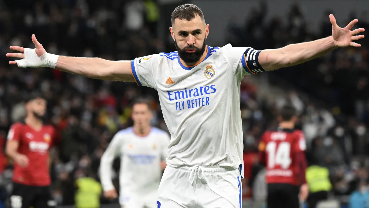 Benzema bereikt mijlpaal met 300ste doelpunt voor Real