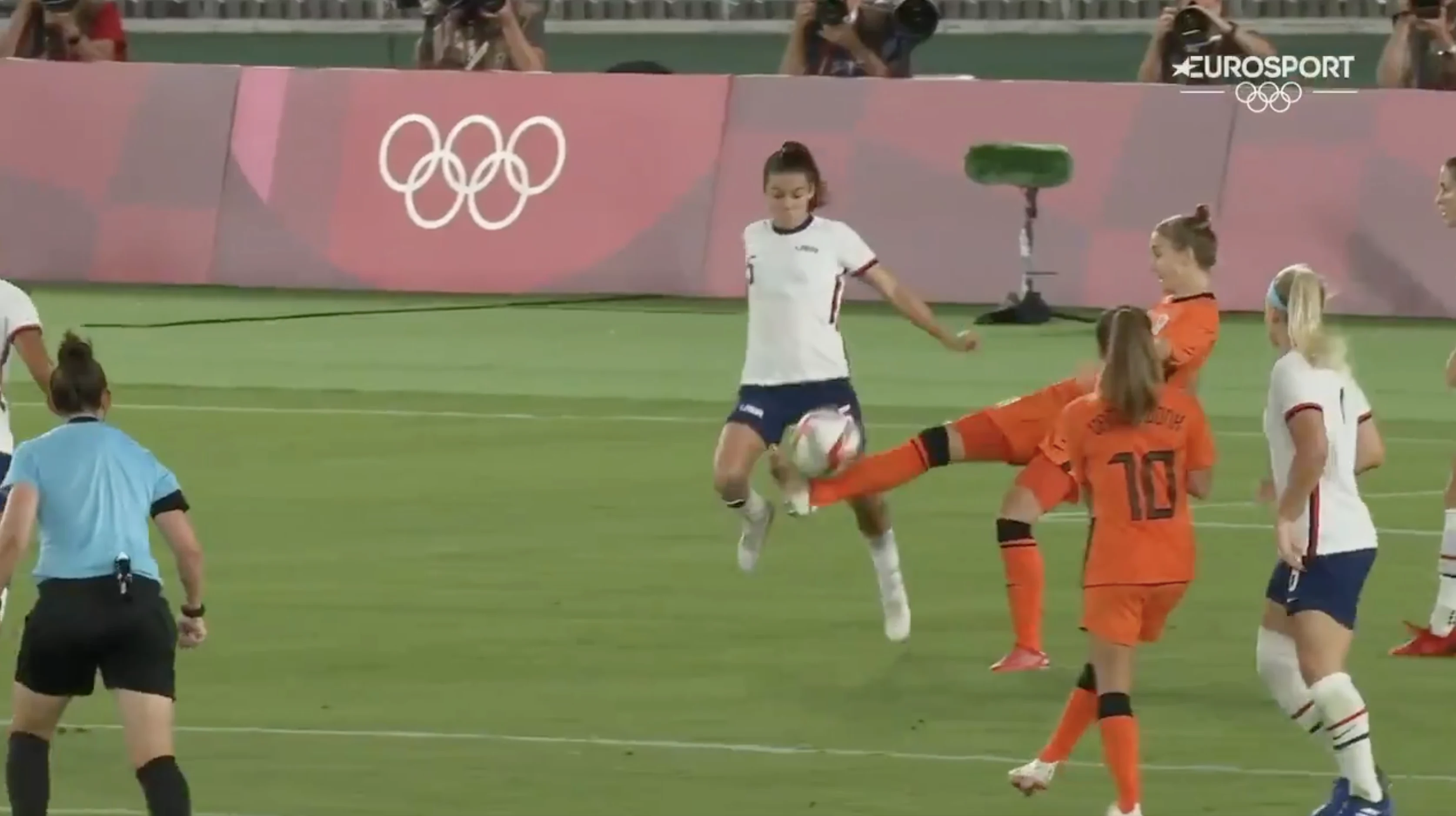 VIDEOGOAL: Miedema zet Oranje Leeuwinnen op voorsprong tegen Team USA