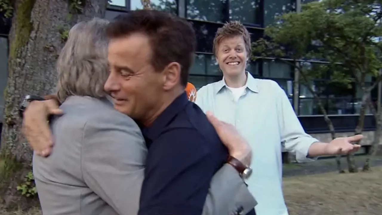 Johan Derksen en Wilfred Genee knuffelen elkaar bij weerzien: ‘Ik heb jou zó ontzettend gemist!’