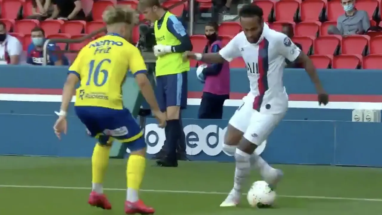 SAMBA: Neymar speelt arme rechtsback helemaal zoek en neemt Cruijffiaanse penalty