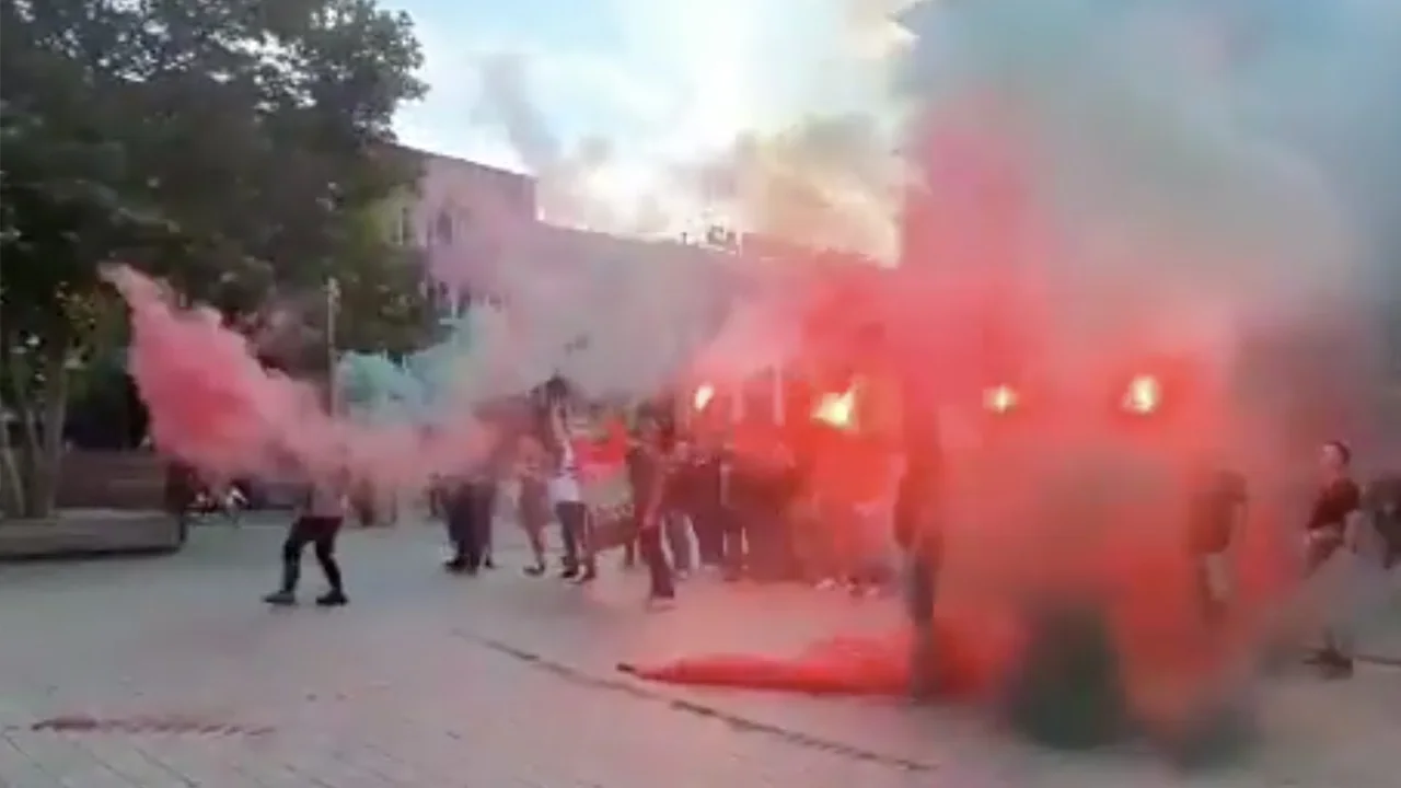 NEC-fans onthalen teruggekeerde Barreto met fakkelzee