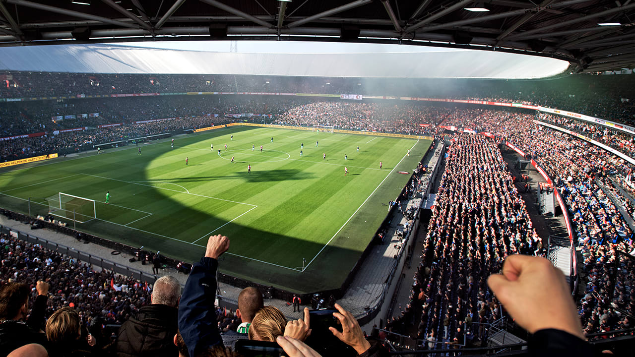 Geen publiek bij voetbalwedstrijden tot er een coronavaccin is: 'Jaar of langer reëel'