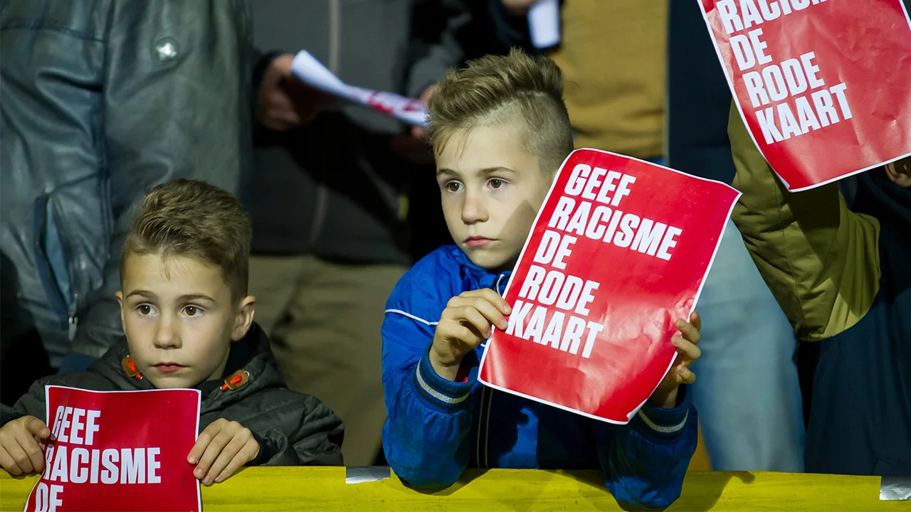 Betaaldvoetbalclubs komen in actie tegen racisme