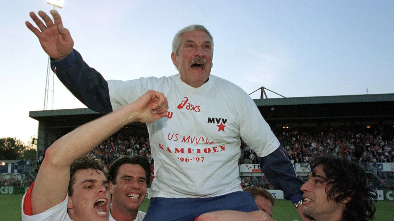 Oud-trainer Körver, die met recordaantal clubs promoveerde naar de Eredivisie, overleden