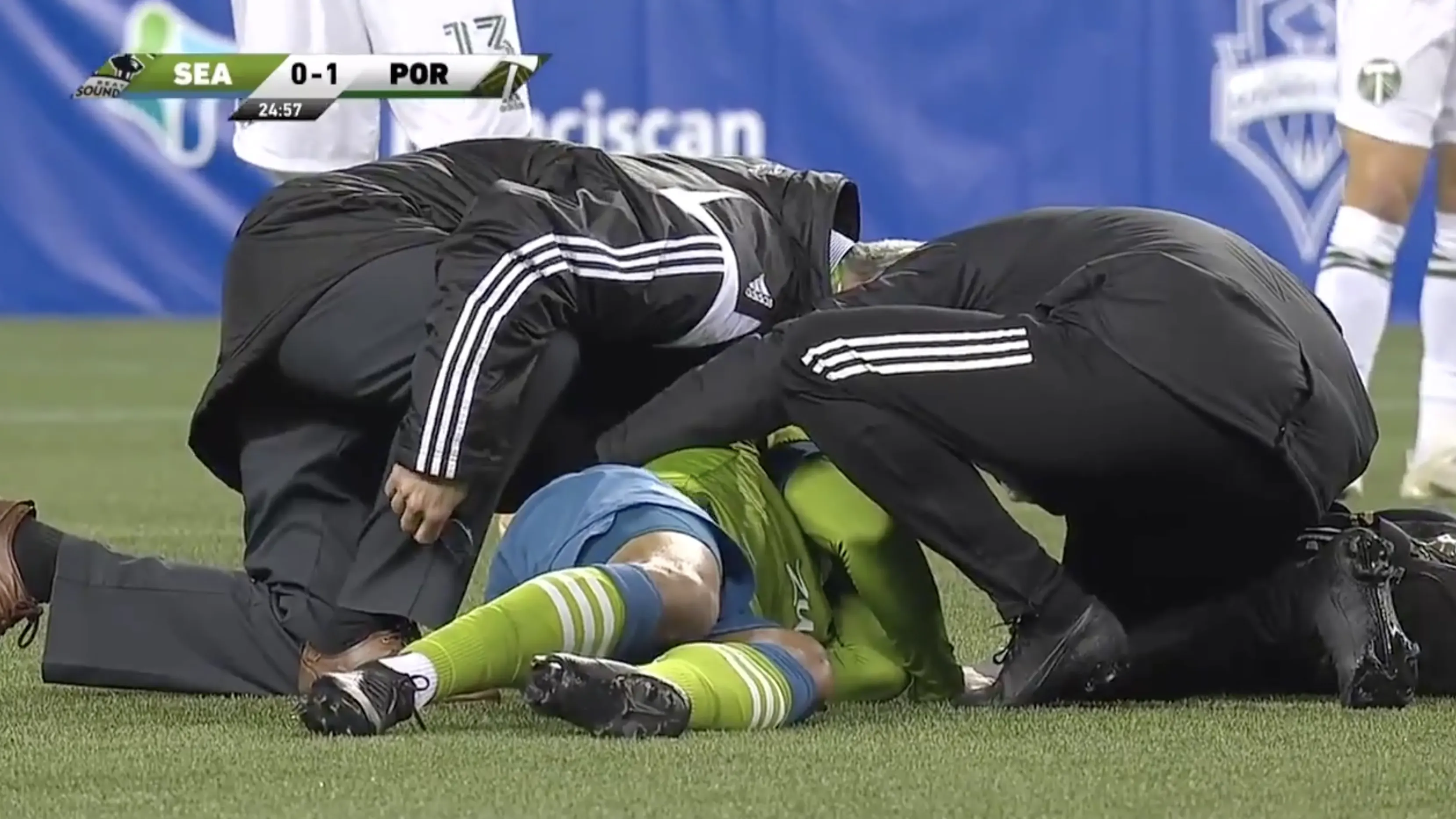 Speler krijgt elleboog van scheidsrechter en moet veld geblesseerd verlaten 