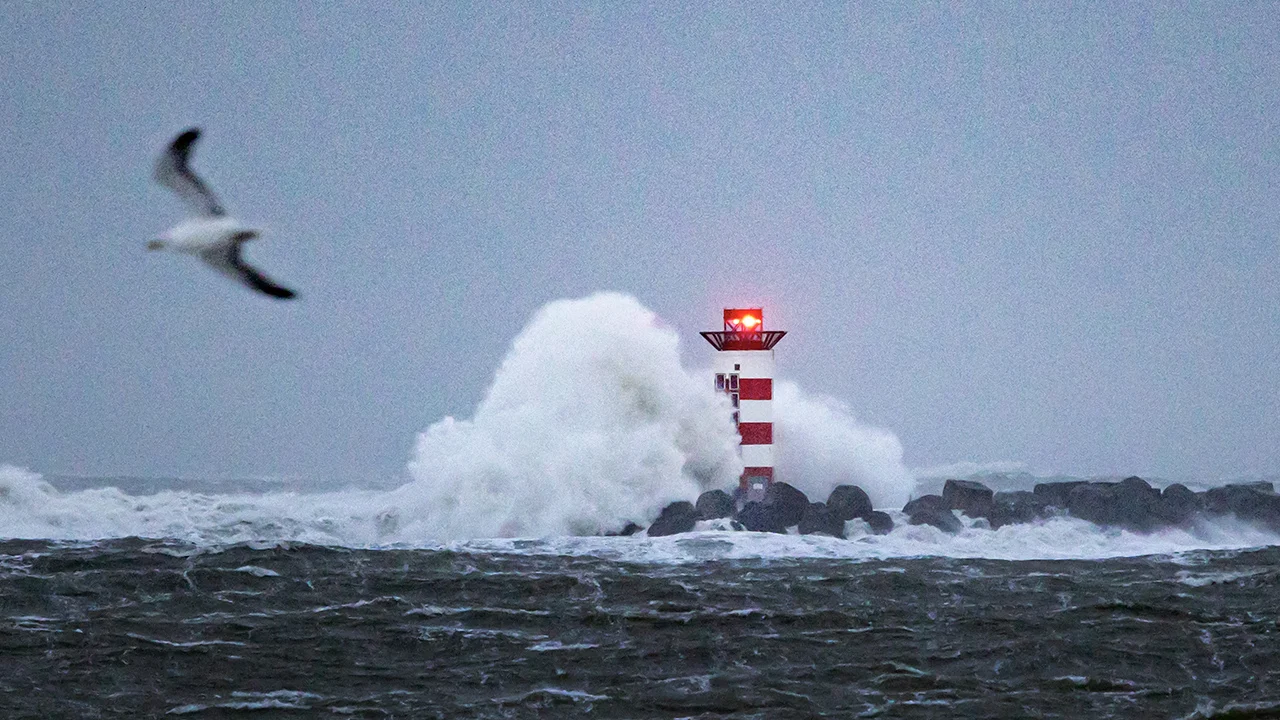 Schip met 18 opvarenden maakt water na botsing bij kust IJmuiden