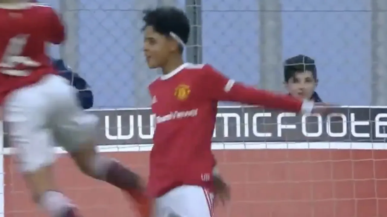 Zo vader, zo zoon: Cristiano Ronaldo jr. juicht precies als zijn vader