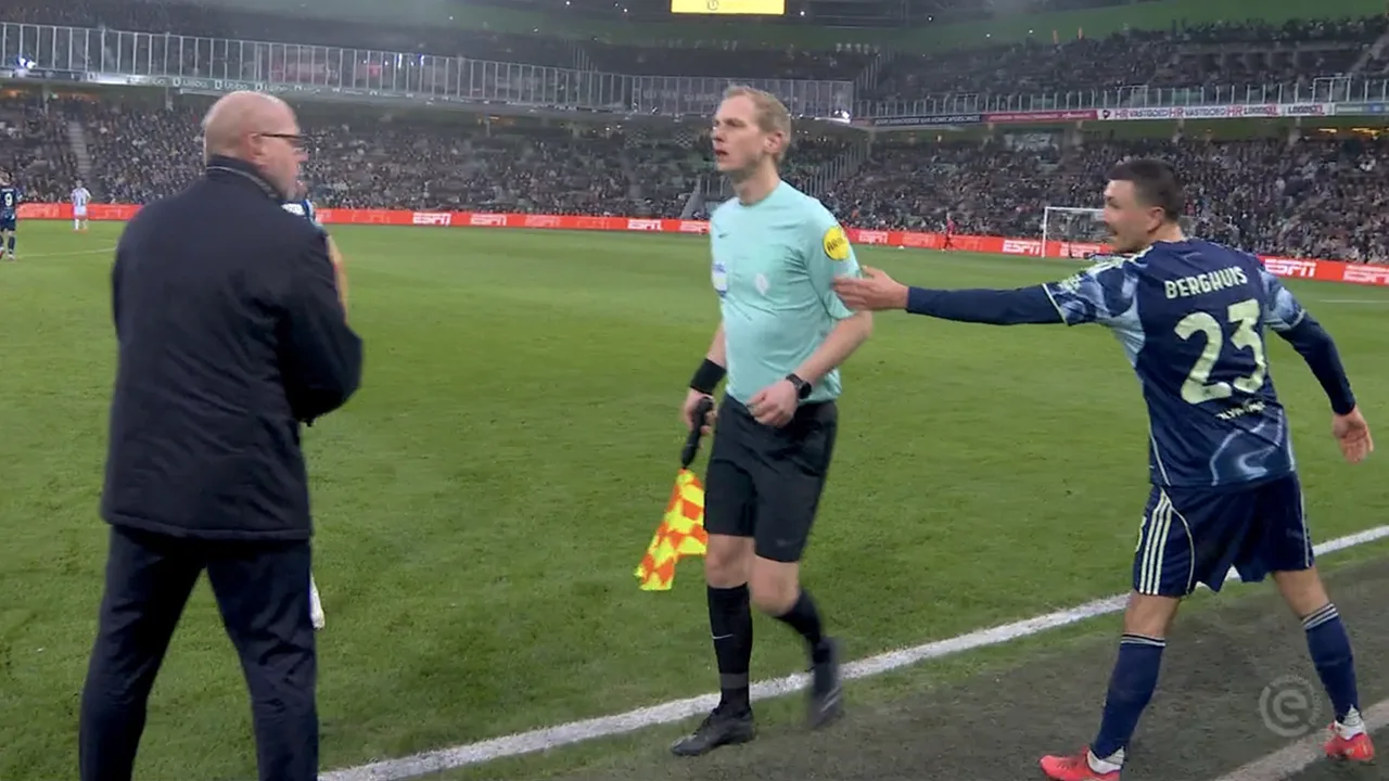 Video: opmerkelijke actie: Steven Berghuis trekt grensrechter aan arm na wissel