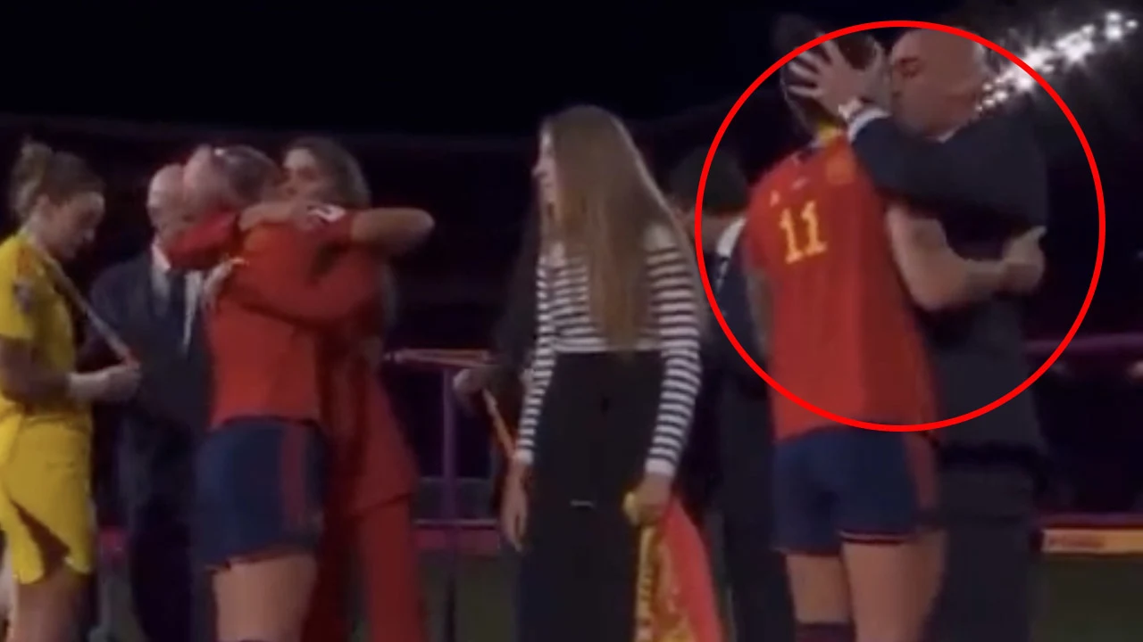 Video: Bondsvoorzitter zoent wereldkampioene Hermoso ongewild op de mond: 'Ik vond het niet leuk'