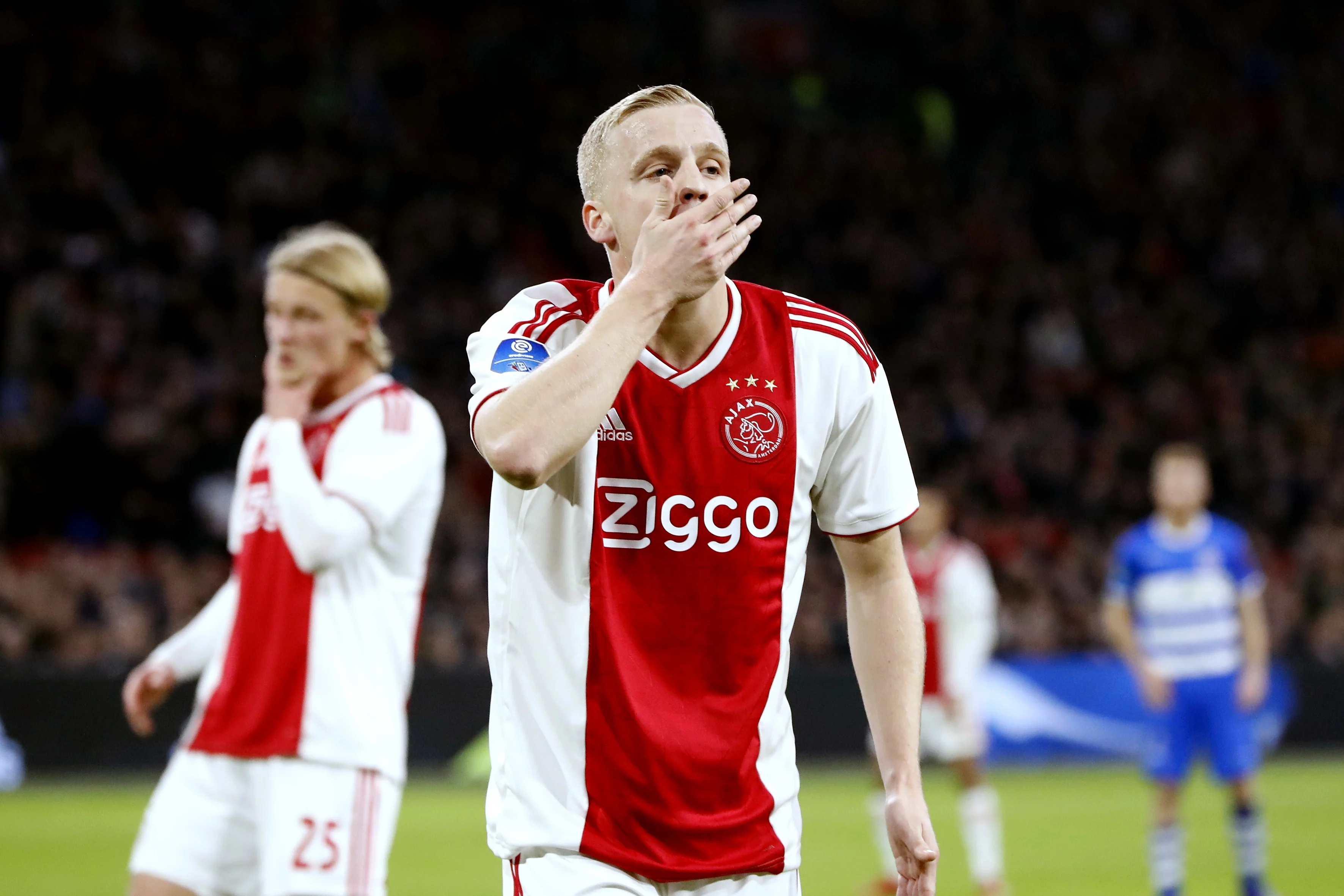 Ajax met Van de Beek tegen PAOK