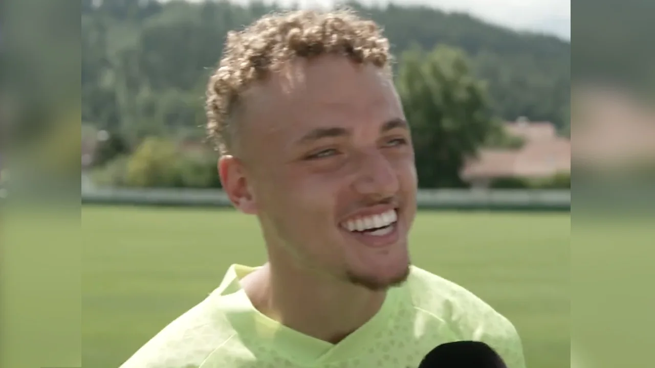 Noa Lang dolt met verslaggever: 'Geen voetballer? Dan zou ik geneeskunde studeren'