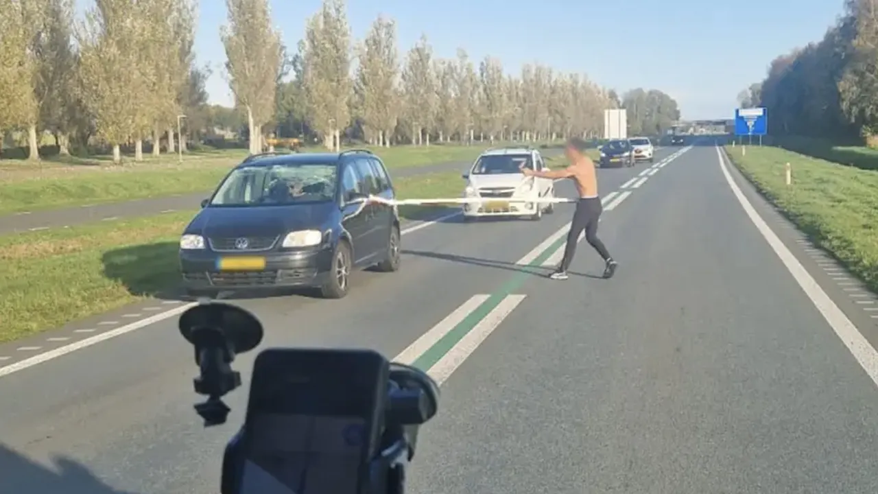 Man sloopt met slagboom passerende auto's op provinciale weg bij Ter Apel