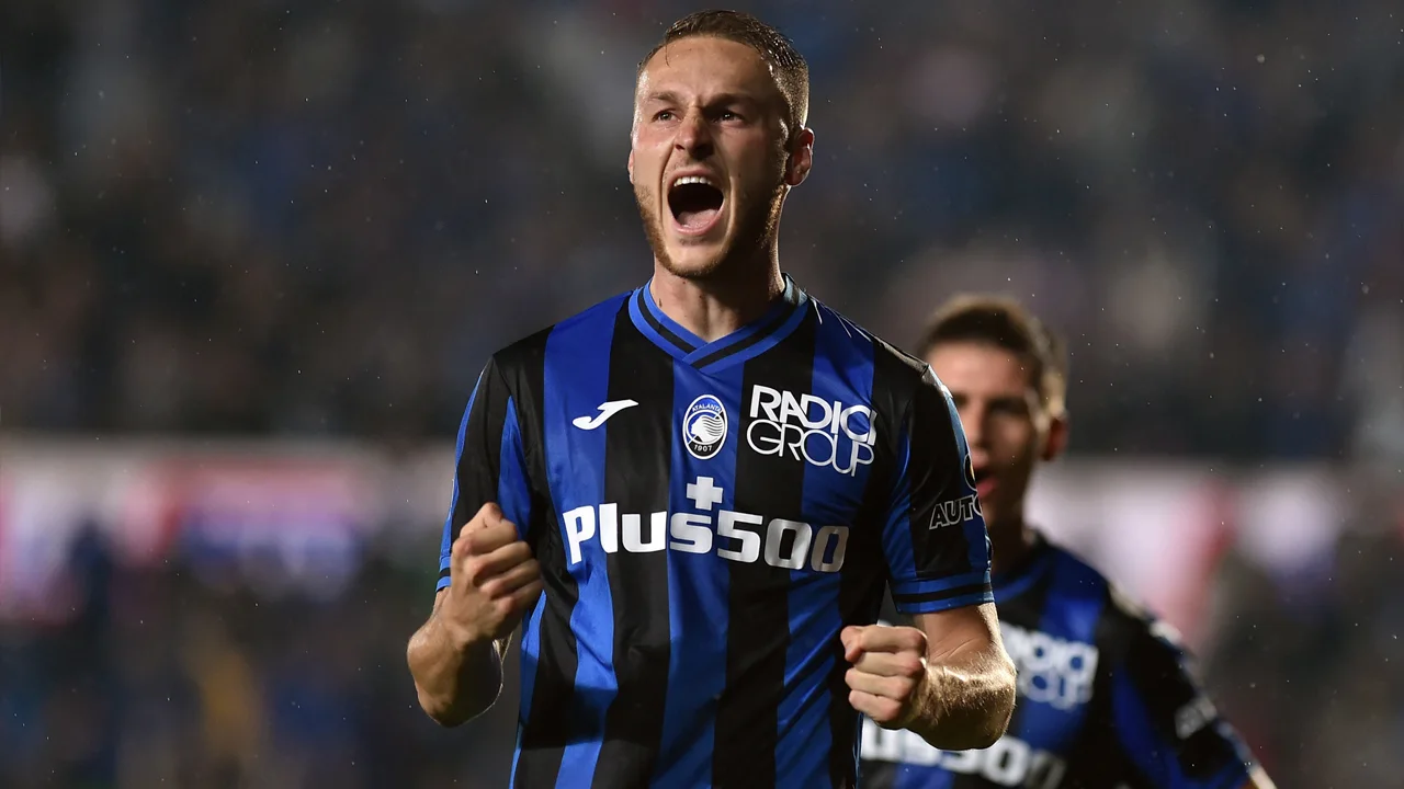 Koopmeiners schiet Atalanta met hattrick en wereldgoal de Europa League in